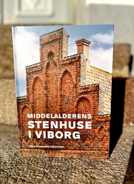 Bog om middelalderens stenhuse i Viborg. Forfatter: Hans Krongaard Kristensen.